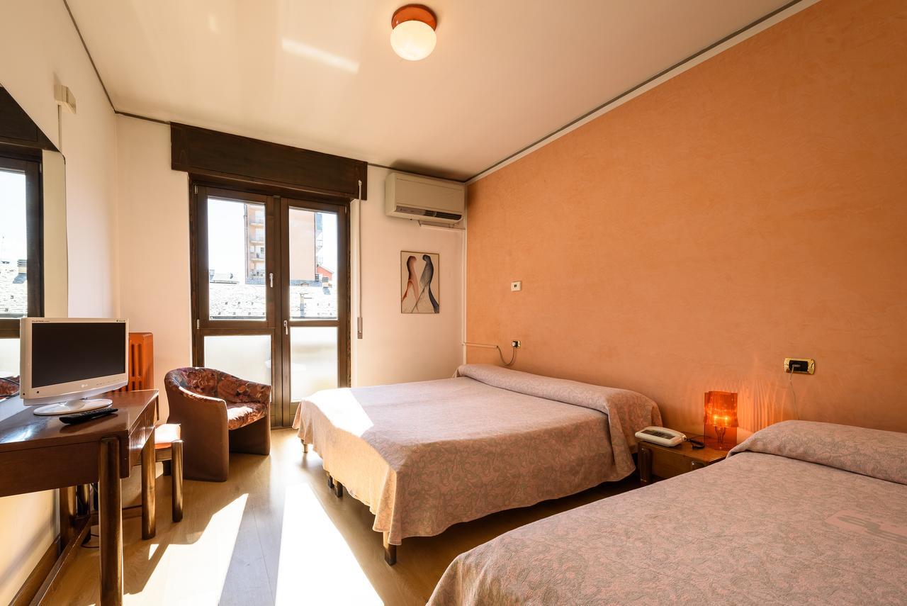Hotel Schenatti Sondrio Zimmer foto